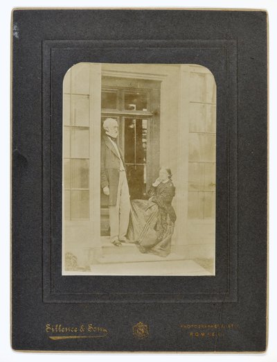 W.E. Nightingale e Frances Parthenope, Lady Verney, c.1870 da English Photographer
